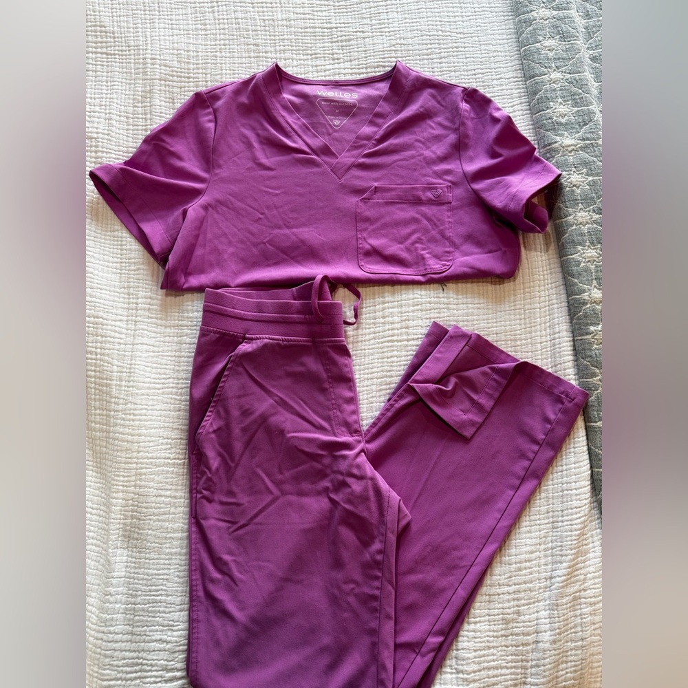 Welles women’s scrub set. Orchid color.